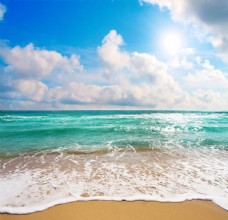 沙滩大海唯美大海海浪沙滩蓝天白云