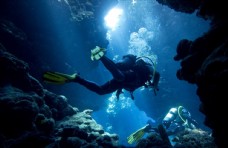 深潜海底洞穴